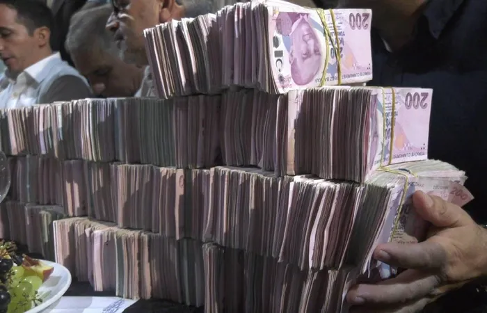 Kocaeli’de Aşiret düğünü.. Altınlar ağır geldi, paralar valize sığmadı