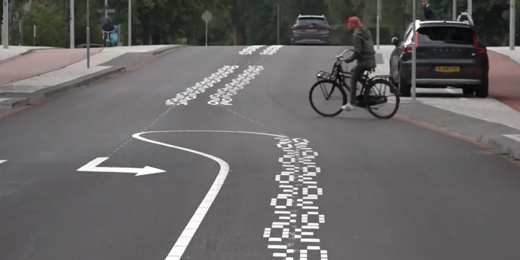 Sürücünün yavaşlamasını sağlayan şifreli yol çizgileri kullanıma sunuldu! İşte anlamı