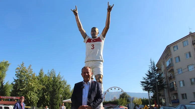 Bolu Belediye Başkanı Tanju Özcan sözünü tuttu:  Merih Demiral’ın ‘Bozkurt’ işareti yapan heykelini diktirdi