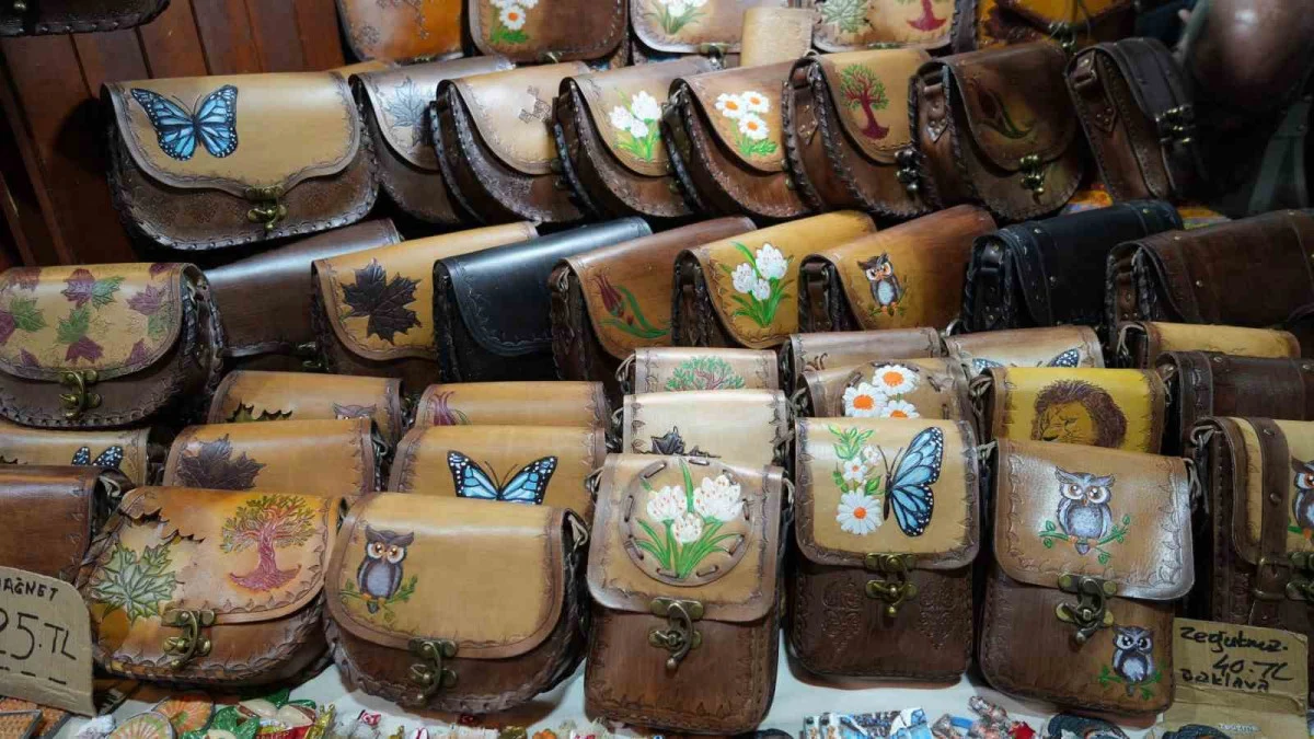 Gaziantep’de 65 yıldır hiçbir teknolojik alet kullanmadan el yapımı çanta üretiyor