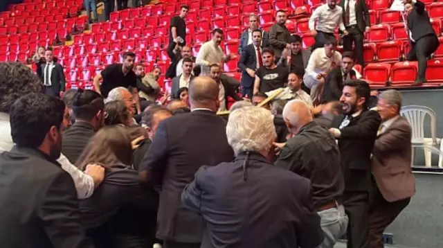 Baro Genel Kurulu’nda avukatlar birbirine girdi, yumruklar havada uçuştu
