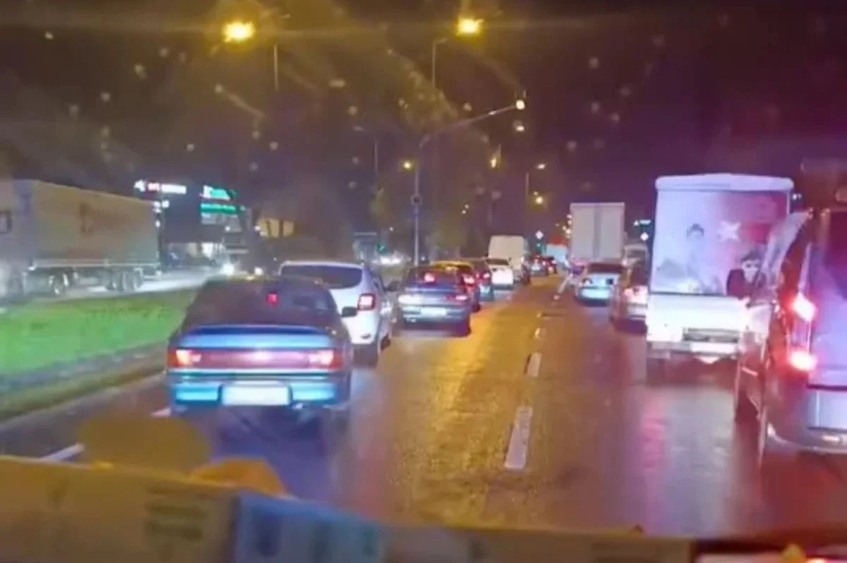 Trafikte acil durum araçlarına fermuar sistemiyle yol verme bilinci giderek artıyor.