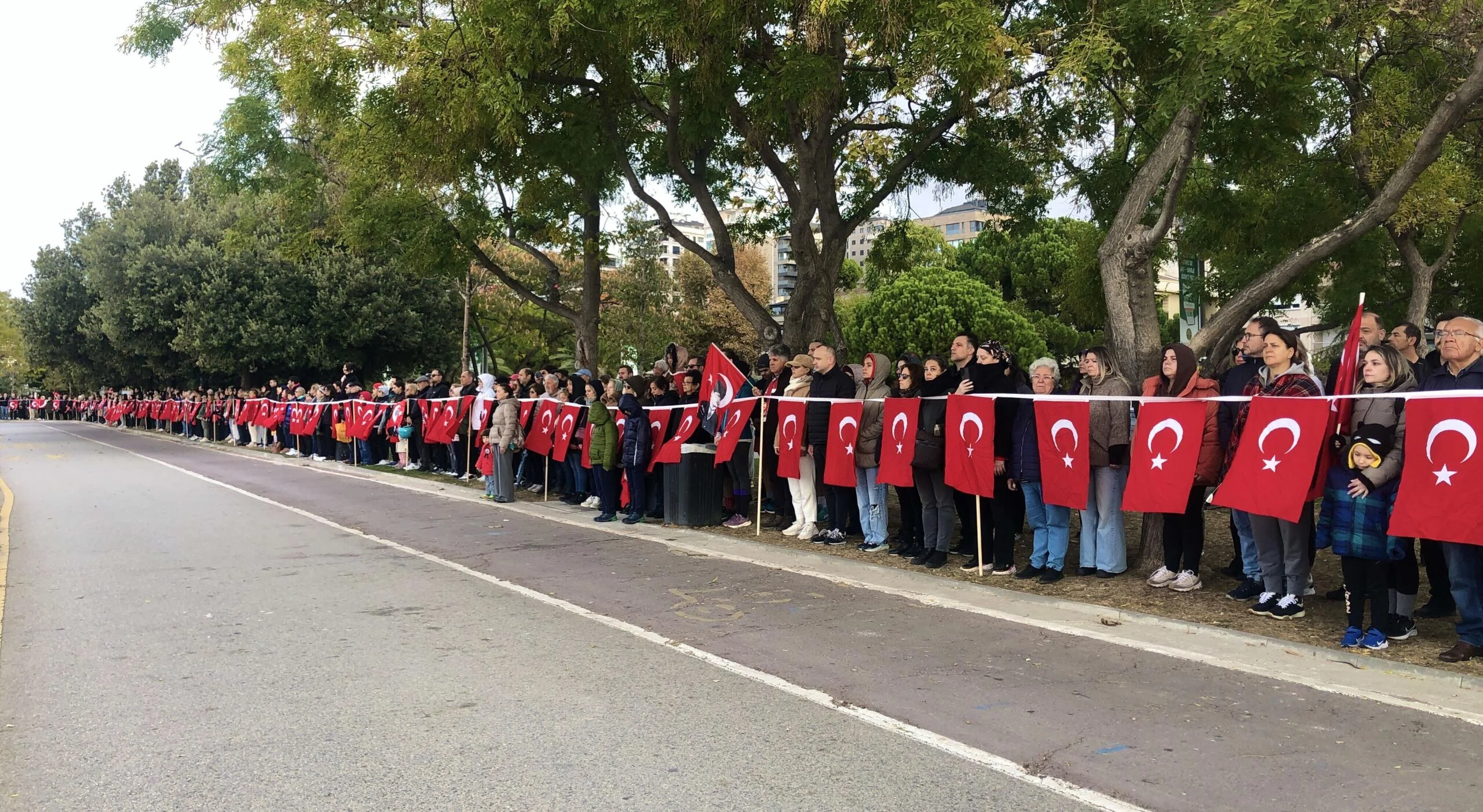İstanbul’da Ata’ya Saygı Zinciri Oluşturuldu