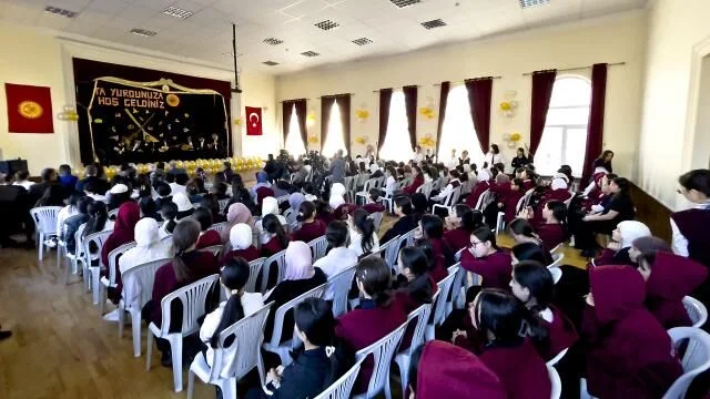 Kırgızistan’da öğrenciler ‘Üsküdar’a gider iken’ bestesini icra etti