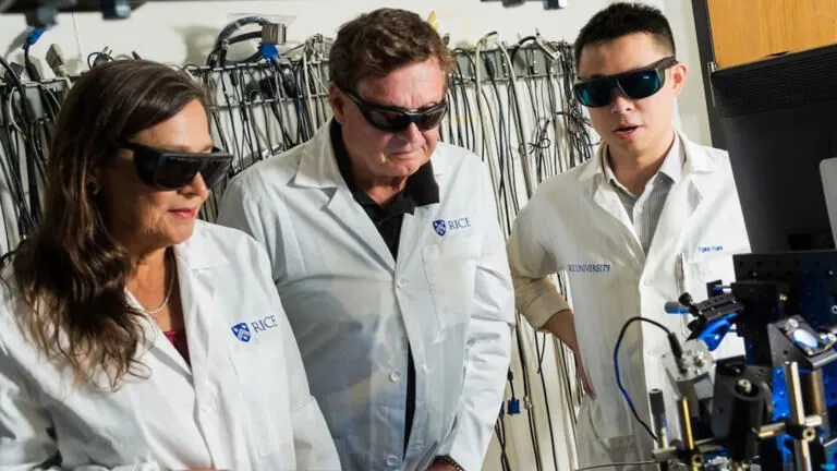 Rice, yeşil hidrojen üretmek için ısı değil ışık kullanan yeni bir katalizör geliştirdi