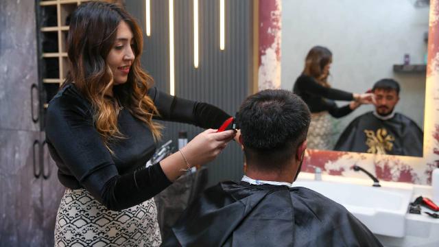 Uşaklı erkek berberi kadın, hemcinslerini bu meslekte yetiştirmek istiyor