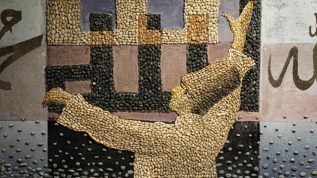 84 yaşındaki ressam çakıl taşlarını sanata dönüştürüyor