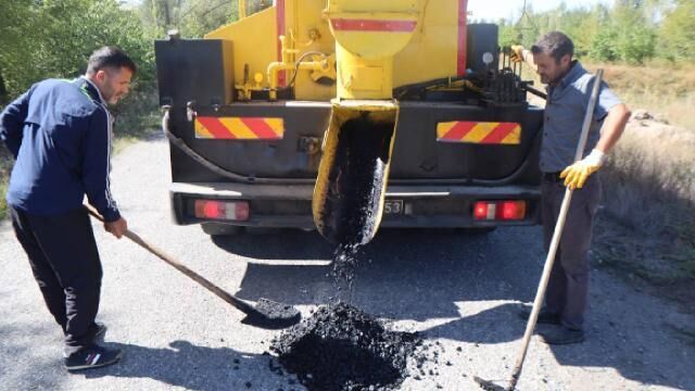Iğdır’ın dağ köylerinin yolları, İl Özel İdaresi tesislerinde üretilen asfaltla kaplanıyor