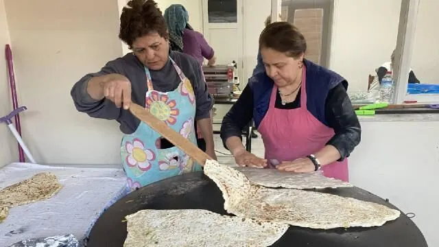 Manisa’da kadınlar yaptıkları ürünlerden elde ettikleri gelirle öğrencilere burs veriyor