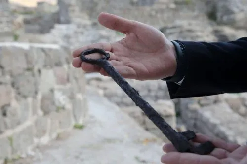Bitlis Kalesi’nde Sarayın Kapısına Ait Anahtar ve Aparatlar Bulundu