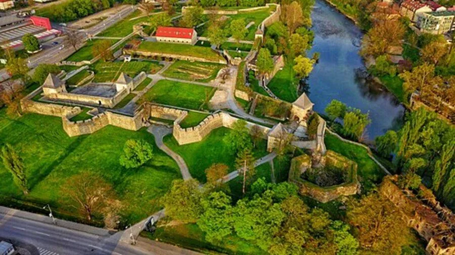 Bosna Hersek’in ulusal anıtı Kastel Kalesi’nde keşfedilen eski bir nekropol ve madeni paralar