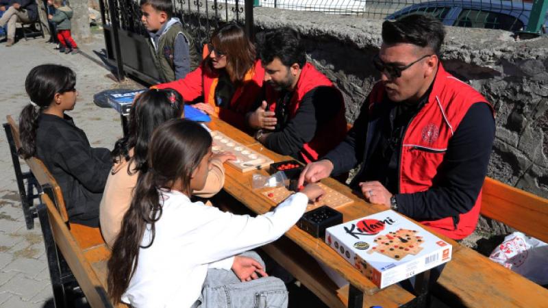 Muş’ta gençler “mutluluk” yolculuğuyla 11 bin 650 çocuğa ulaştı