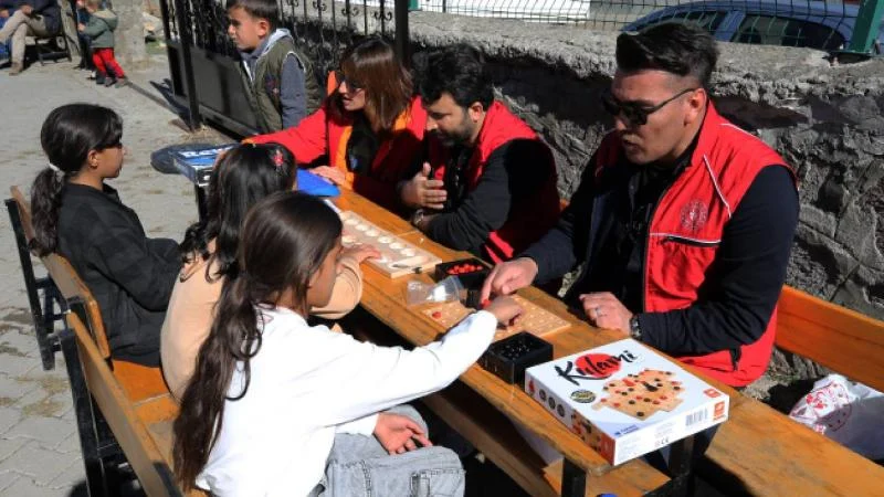 Muş’ta gençler “mutluluk” yolculuğuyla 11 bin 650 çocuğa ulaştı