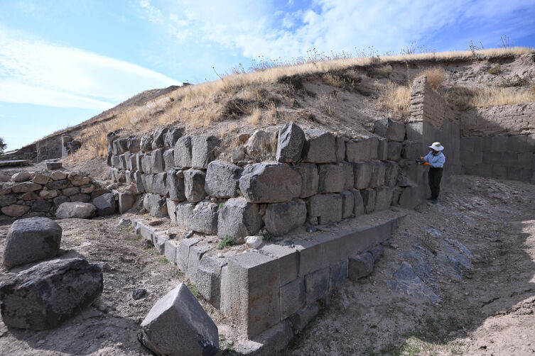 Ayanis Kalesi’nin ihtişamı sur duvarlarıyla ortaya çıkıyor