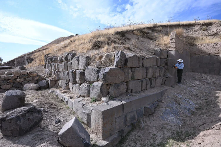 Ayanis Kalesi’nin ihtişamı sur duvarlarıyla ortaya çıkıyor