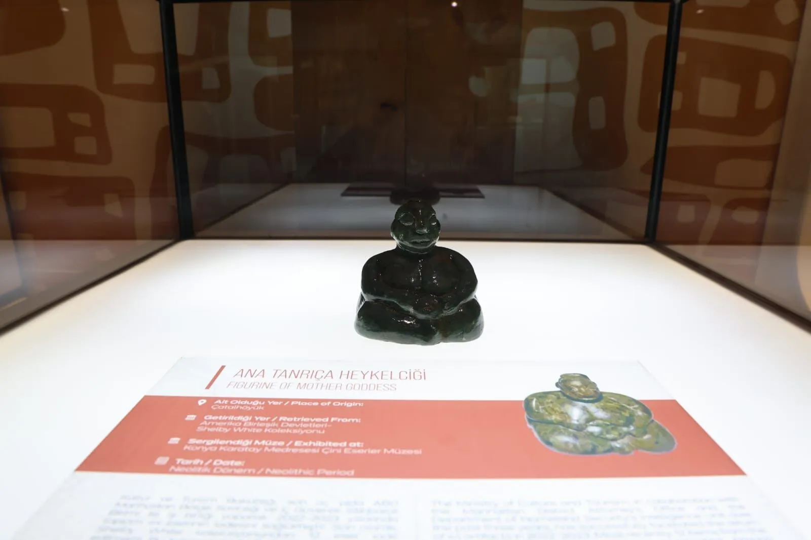 ÇATALHÖYÜK’TEN YURT DIŞINA KAÇIRILAN 8 BİN YILLIK HEYKELCİK AİT OLDUĞU TOPRAKLARA GERİ DÖNDÜ