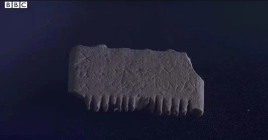 Araştırmacılar, İlk Alfabeyle Yazılmış En Eski Cümlenin Oyulduğu 3.700 Yıllık Küçük Fildişi Tarak Keşfetti