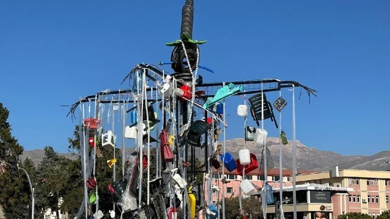 Erzincan’da profesör atık malzemelerle çevre kirliliğine dikkati çekti