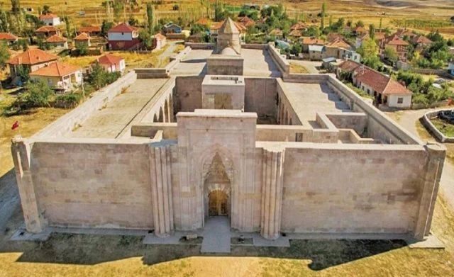 Mirasın Işığında: İç Anadolu’nun Tarihi Kervansaraylar ve Antik Yollar