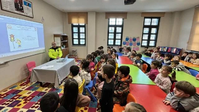 Geleceğin sürücüleri minik öğrencilere trafik eğitimleri verildi