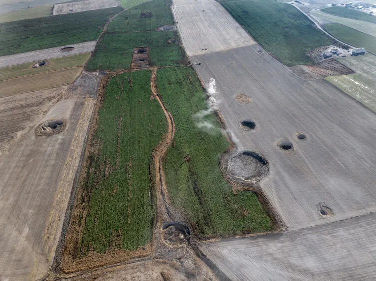 Karapınar’da obrukların gölgesinde zorlu ekim mesaisi