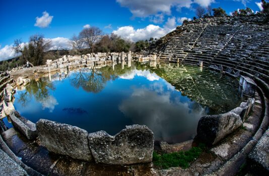 Okul koridorlarına çizilen gezegen resimleri öğrencilerin derslere ilgisini artırıyor