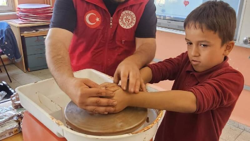 Muğla’da gönüllü gençler okullarda çömlekçilik eğitimi veriyor