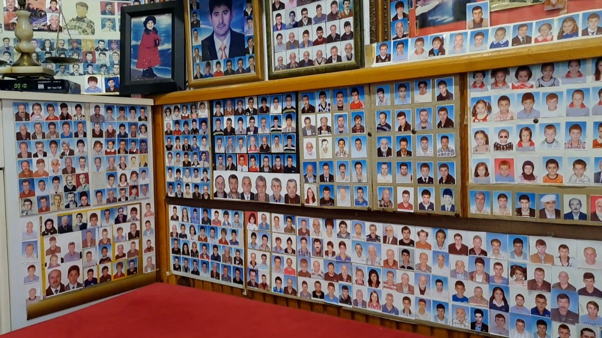 Sakaryalı fotoğrafçı, müşterilerinin vesikalık fotoğraflarını 38 yıldır sergiliyor