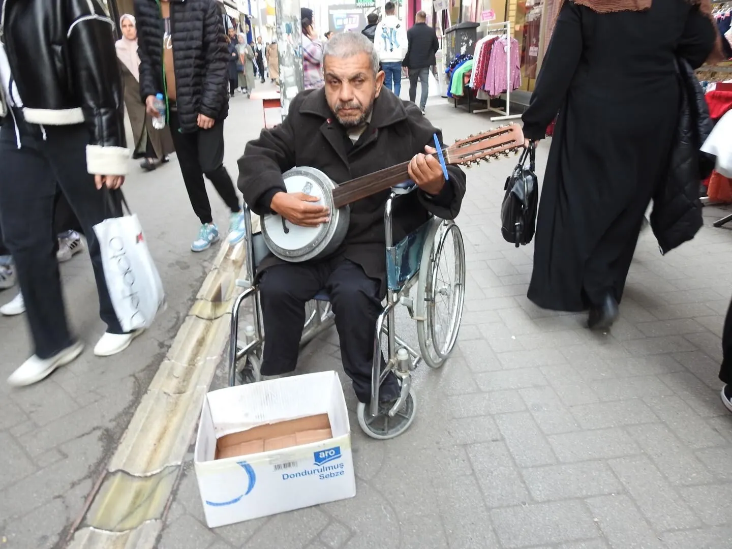 Cümbüş üstadı, beş yıllık aradan sonra ilk kez sokağa çıkıp şarkılarını söyledi.