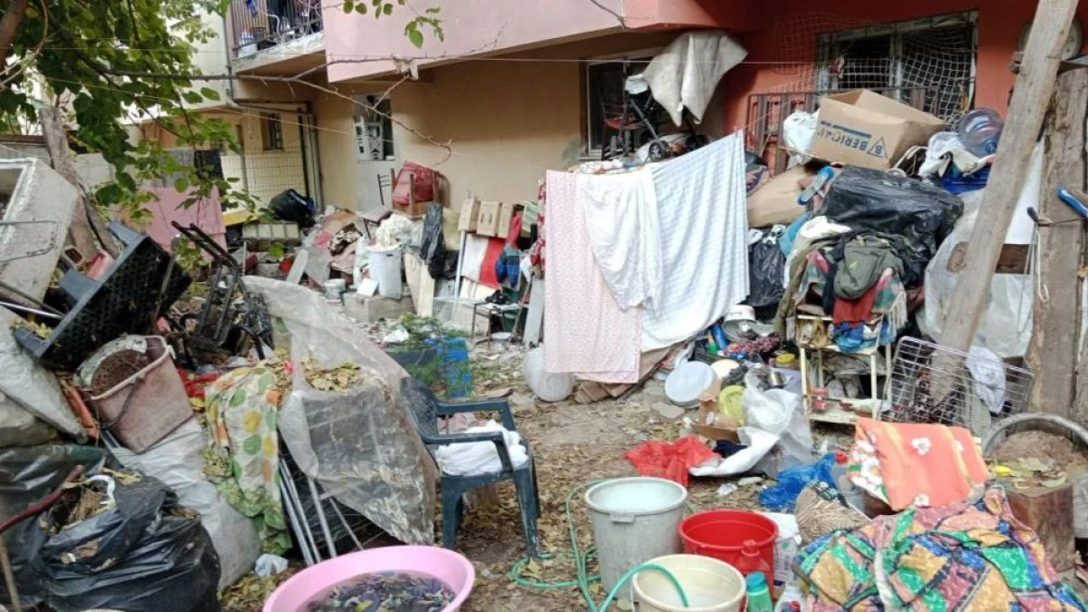 Eskişehir’deki çöp evden 24 ton çöp çıkartıldı