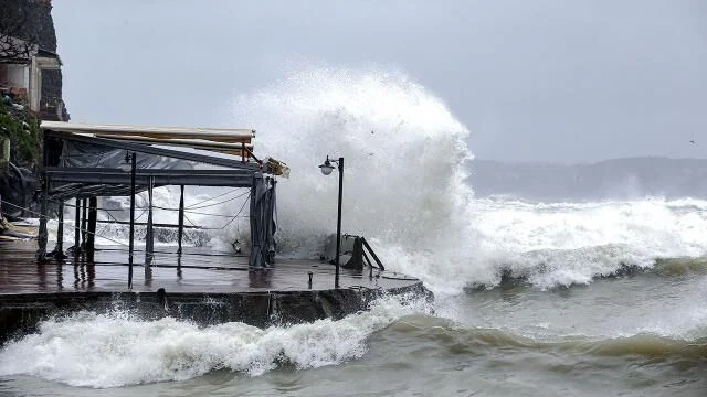 Marmara Denizi olası bir tsunamiye karşı 24 istasyonla anlık izleniyor