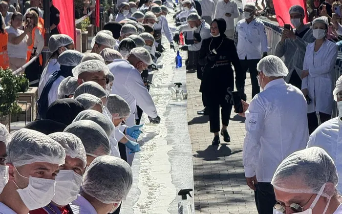 Afyon’daki dünyanın en uzun lokumu Guinness Dünya Rekorlar Kitabı’na girdi