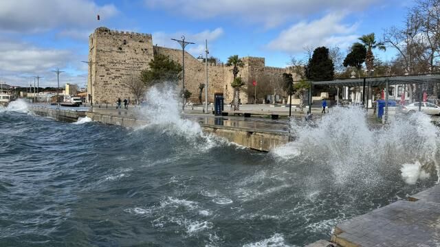 Sinop sahilinde 3 metrelik dalgalar oluştu
