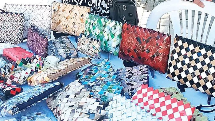 Dergi atıklarını rengârenk çantalara dönüştürdü