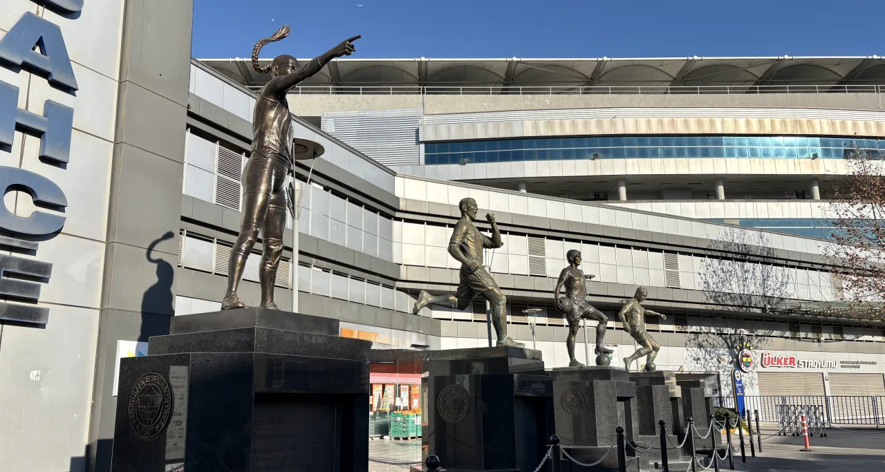 Fenerbahçe’nin Efsane İsimlerine Ait Heykeller Şükrü Saraçoğlu Stadyumu’nun Önünde Sergileniyor