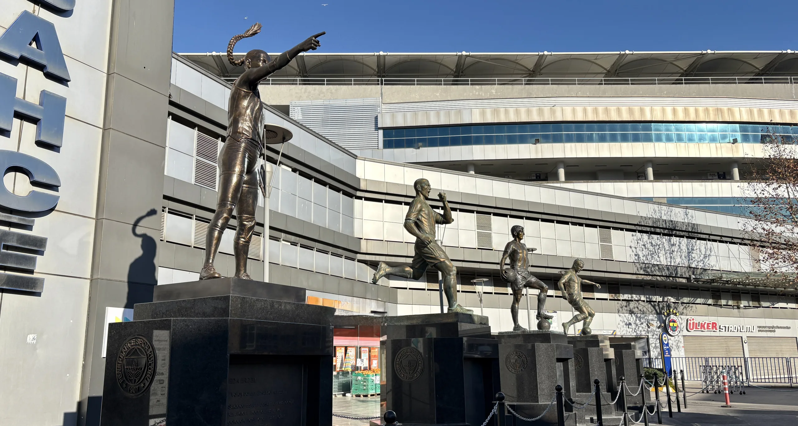 Fenerbahçe’nin Efsane İsimlerine Ait Heykeller Şükrü Saraçoğlu Stadyumu’nun Önünde Sergileniyor