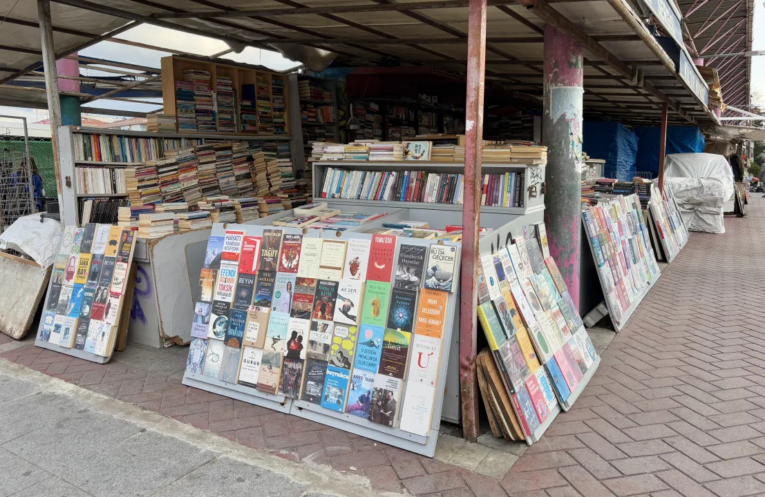 Tren İstasyonu Üzerinde Bir Kitapçılar Köprüsü