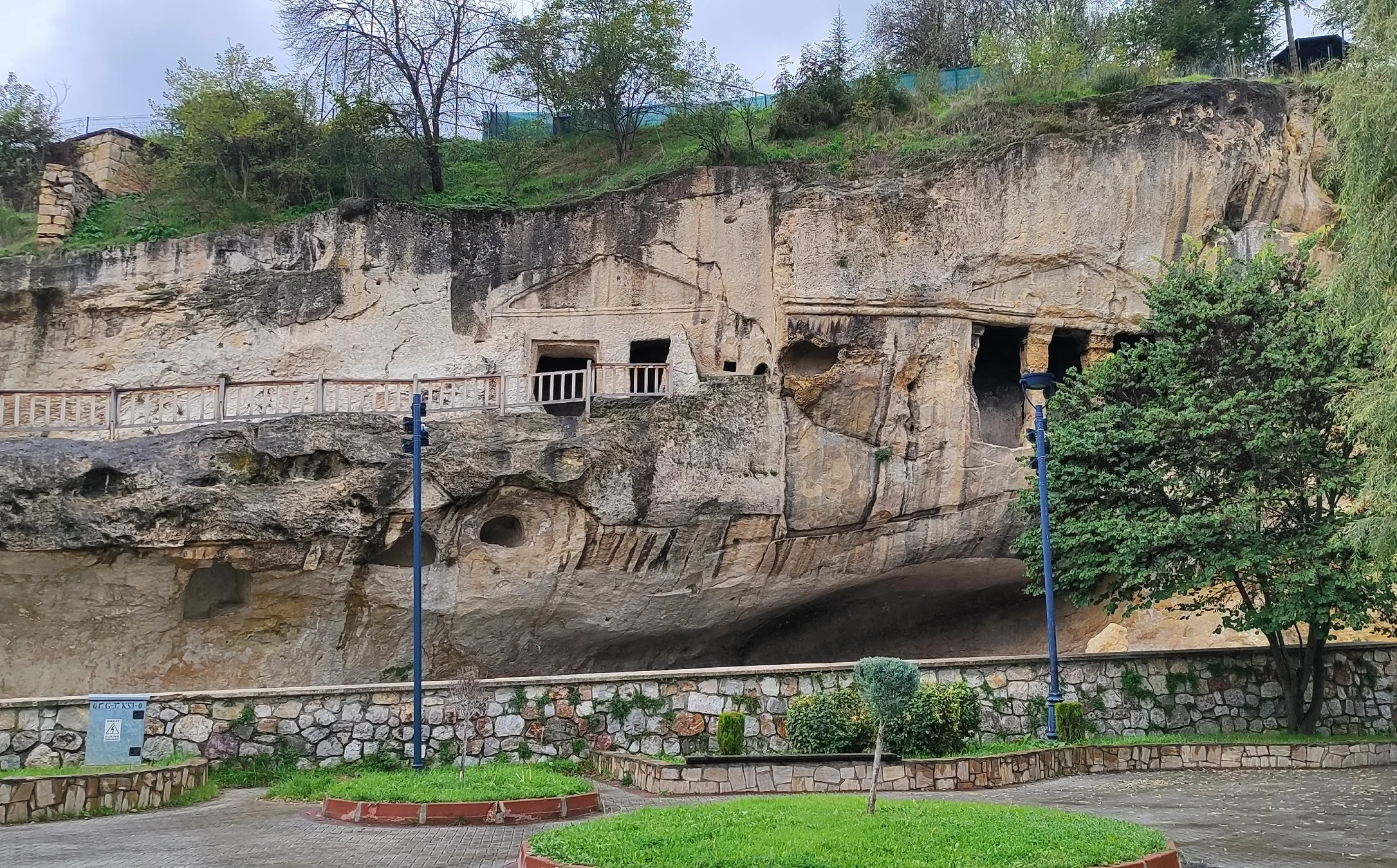 Kastamonu’nun Arkeolojik Değerlerinden Ev Kaya Mezarları