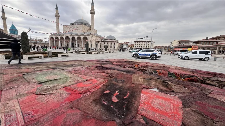 Gazze’deki yıkıma Mevlana Meydanı’na serdikleri halılarla dikkati çekiyorlar