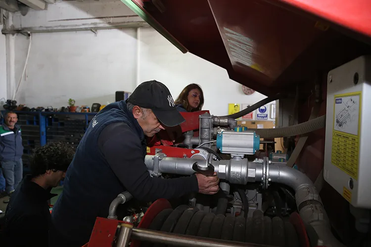 Oto sanayinin kadın patronu, çalışanlarıyla hizmet araçlarının bakım ve onarımını yapıyor