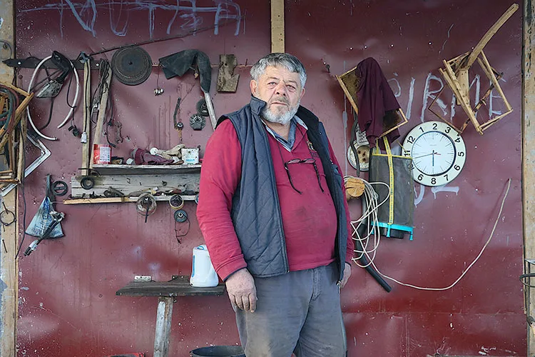 Hurdaya çıkan aletleri tamir edip köylülerin kullanımına sunuyor