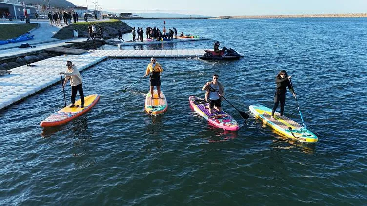 Sağlıkçı çift meslektaşlarıyla Karadeniz’de kürek sörfü yapıyor