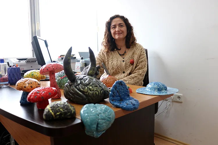 Zihin üzerine çalışan akademisyen, felsefe ile sanatı beyin heykellerinde birleştirdi