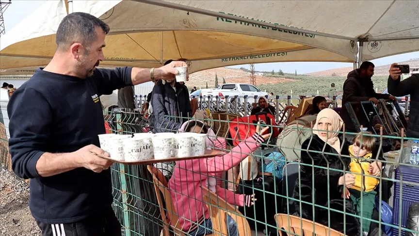 Ülkelerine dönen Suriyeli çocuklara süt dağıtmak için Ankara’dan Hatay’a geldi