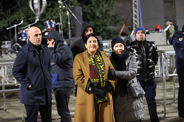 Gürcistan Cumhurbaşkanı Zurabişvili, Tiflis’te devam eden AB yanlısı gösterilere katıldı