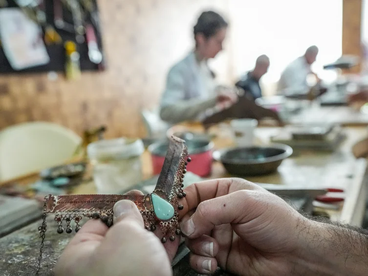 Kadınların doğada topladığı taşlar tescilli takılara değer katıyor
