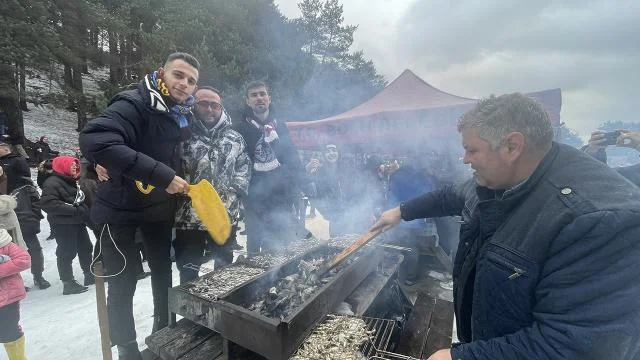 Festivalde 2 ton ücretsiz hamsi dağıtıldı