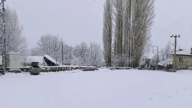 Antalya’da kış sert geçiyor: Yükseklerde kar, merkezde sağanak