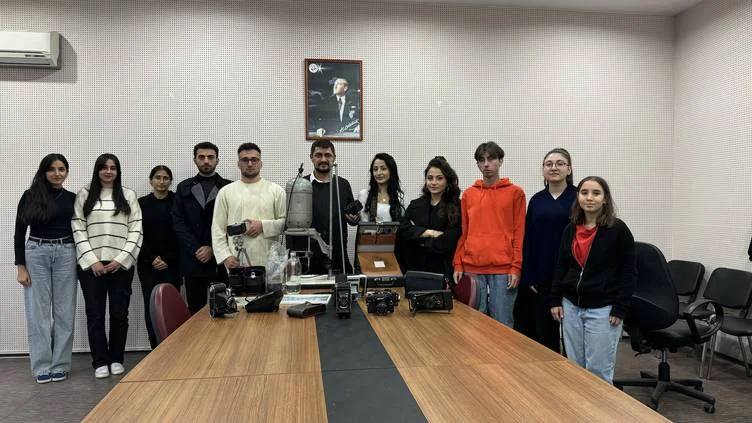 Koleksiyonundaki antika makine ve materyallerle fotoğrafçılık dersi veriyor