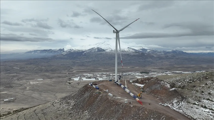 Kayseri’de toplu ulaşımda kullanılacak RES projesinde ilk türbinin montajı tamamlandı